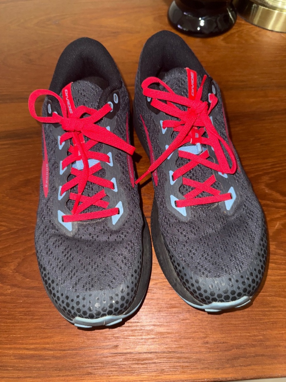 brooks trail sneekers black with red swish size 10